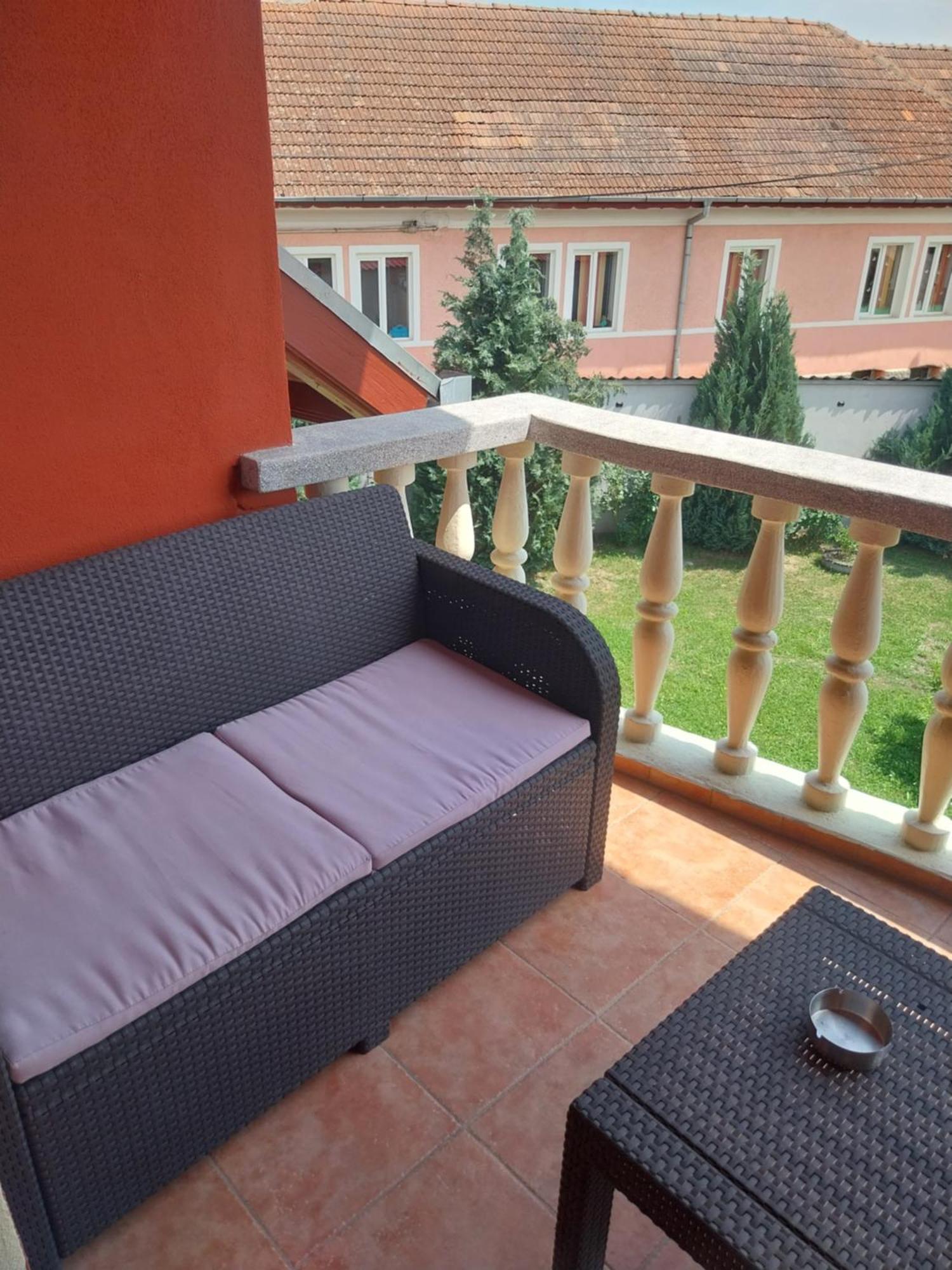 Serena House Cartisoara Luaran gambar